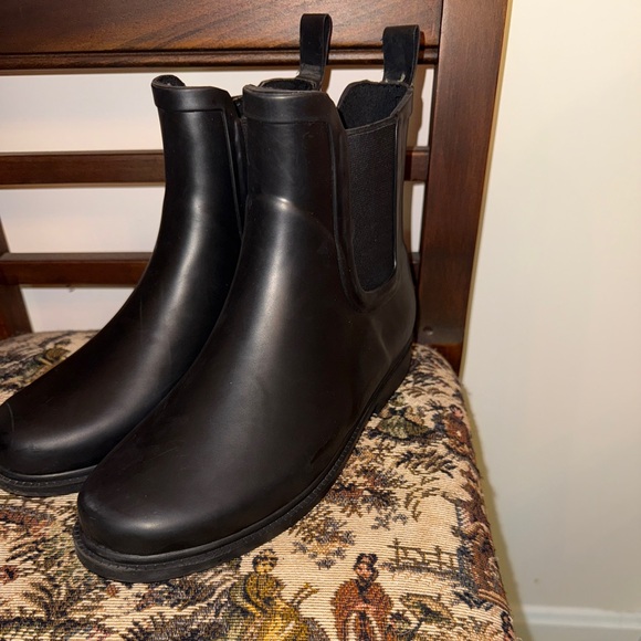 ✨ J.Crew Matte Black Chelsea Rain Boots | Waterproof | Size 7 ✨ - Picture 2 of 13